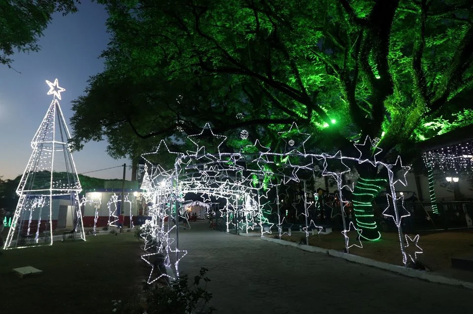 Praça Luiz Carlos Ruaro enfeitada para o Natal